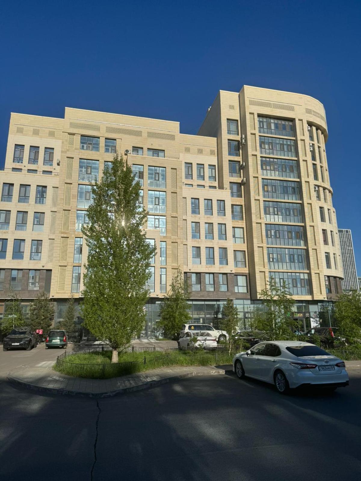 возле экспо Apartment *